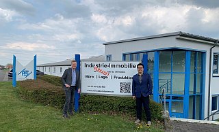 Das chinesische Unternehmen Sustgreen Tech, das Produkte für die Pharmaindustrie herstellt, wird sich in Büren niederlassen. Wirtschaftsförderer Michael Kubat begrüßt den Investor Ben Haoxi vor der ehemaligen Immobilie von ATS Kunststofftechnik. - Stadt Büren