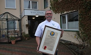 Eine Auszeichnung auf Empfehlung seiner Gäste: Frank Wiegand ist im November mit dem goldenen Kochhut ausgezeichnet worden. - Nicole Bliesener
