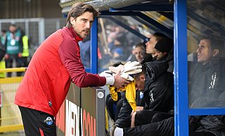 Seit Anfang Dezember muss Jannik Huth bei den SCP-Spielen auf der Ersatzbank Platz nehmen. Am Saisonende nimmt der Kapitän nun Abschied von Paderborn. - Imago Images