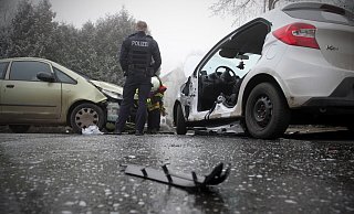 Auf der Brunnenstraße ist es zu einem Verkehrsunfall gekommen. Eine Frau konnte ihr Fahrzeug nicht selbstständig verlassen. - Felix Eisele