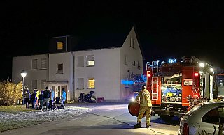 Die Feuerwehr ist am Abend mit rund 30 Einsatzkräften vor Ort. - © 2024 Ralph Meyer. Alle Inhalte urheberrechtlich geschützt.
