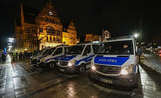 Während die Polizei bisher eher Begleiter der unangemeldeten Spaziergang-Demos war, griff die Sicherheitsbehörde am Montag durch. - Symbolfoto: Andreas Zobe