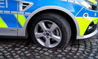 15-fache Sachbeschädigung an Streifen- und Zivilfahrzeugen auf dem Parkplatz der Polizeiwache: die Reifen wurden plattgestochen, um beim Juweliereinbruch unbehelligt zu bleiben. - picture alliance/dpa