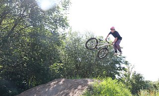 Tobey Miley in seinem Element. Hier macht er einen Tailwhip, also dreht sein Rad unter sich. - Anthea Moschner