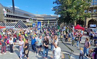 2.400 Teilnehmer zählt die Klima-Demo. - Michaela Heinze