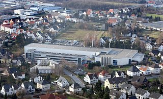 Auf dem Foto ist die Firma Heinze mit dem dahinter liegenden Sportplatz zu sehen. Auf der Hälfte der jetzt noch unbebauten Fläche baut die Tierärztliche Praxis für Kleintiere Herford neu. - Frank-Michael Kiel-Steinkamp (Archivbild)