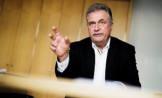 Claus Weselsky, Vorsitzender der Gewerkschaft Deutscher Lokomotivführer, spricht im Interview über die anstehenden Tarifverhandlungen. - dpa/Carsten Koall (Archiv)