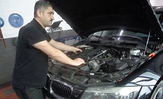 In der Werkstatt: Mustafa Üzüm. - Dirk Kröger