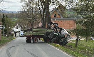 Gesperrte Straße: Die Bergung eines verunfallten landwirtschaftlichen Gespanns gestaltet sich schwierig. - Polizei Höxter