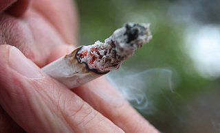 Joints dürfen seit Anfang April auch in Löhne in der Öffentlichkeit geraucht werden. Allerdings gibt es auch Verbotszonen. Während die LBA diese ausweiten will, sehen die Behörden dafür keinen Anlass. - Karl-Josef Hildenbrand/dpa