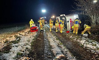 Bei einem Lkw-Unfall auf der A44 zwischen Warburg und Diemelstadt wurde der Fahrer schwer verletzt. - FFW Warburg