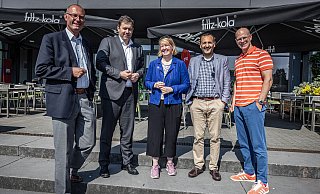 Stippvisite in Bielefeld: (von links) Europakandidat Ingo Stucke, SPD-Chef Lars Klingbeil, die Bundestagsabgeordnete Wiebke Esdar, Ratfraktionschef Riza Öztürk und Sozialdezernent Ingo Nürnberger. - Mike-Dennis Müller / www.mdm.photo