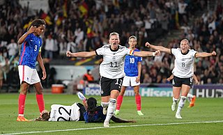 Deutschlands Spielführerin Alexandra Popp bejubelt ihr Tor zum 2:1 gegen Frankreich im Halbfinale. Auch in Bad Driburg und in anderen Orten im Kreis Höxter drücken Mädchen- und Frauenfußballerinnen am Sonntag die Daumen fürs Finale. Und setzen auf beste Werbung für ihren Sport. - Nick Potts/dpa