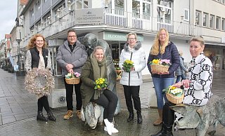 Sie lassen Blumen sprechen: Jenny Doberenz vom Blooming In (v.l.), Veranstalter Bernd Bolte, Ricarda Bernert von der Klangmalerei, Hannelore Arndt von Augenoptik Niemeyer, Kristina Quest von der Staatsbad GmbH und Claudia Römer von der Boutiqe Prato. - Ulf Hanke