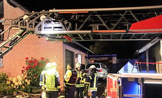 Ein Pkw-Brand in der Brakeler Ortschaft Riesel griff in der Nacht zu Montag auf ein Wohnhaus über. - David Schellenberg