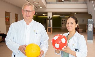 Dr. Mathias Weber und Maria Elena Garcia sind zwei der Ärzte aus dem Kreis Höxter, die bei der Fußball-EM vor Ort unterstützen. - KHWE