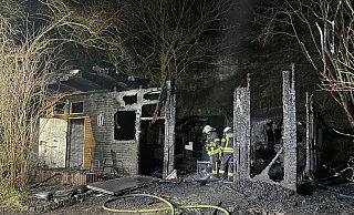 Als die Freiwillige Feuerwehr Borchen am Einsatzort ankam, stand die Hütte bereits komplett in Flammen. - Freiwillige Feuerwehr Borchen