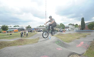 Die Pumptrack-Anlage am Rahdener Schulzentrum ist Anziehungspunkt für Familien aus dem ganzen Lübbecker Land und dient als Vorbild für Lübbecke. - Joern Spreen-Ledebur
