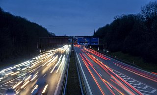 Autofahrer müssen sich auf eine nächtliche Sperrung einer A2-Auffahrt einstellen. - picture alliance / Westend61