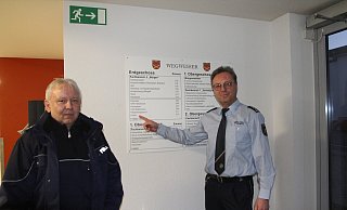 Wachleiter Frank Meyer und der Bezirksbeamte Joachim Gildehaus im Hüllhorster Rathaus. - Klaus Frensing