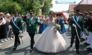 In Haaren wird das Königspaar Tobias und Kathrin Scharfen von Schützen und Gästen gefeiert. - Johannes Büttner