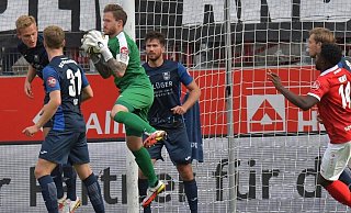 Der Torwart des SC Wiedenbrück, Marcel Hölscher, hielt gegen Rot-Weiß Essen was zu halten war. - Jens Dünhölter