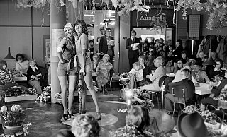 Sommerliche Mode und viel Bein zeigen die beiden Models auf der Modenschau im Restaurant eines Kaufhauses, das in einem anderen Modehaus aufgegangen ist. - Erich Borowka (NW-Archiv)