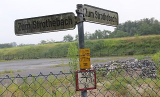 Die Tat soll nach Polizeiinformationen auf dem Parkplatz an der Straße Zum Strothebach passiert sein. - Jan Husmann