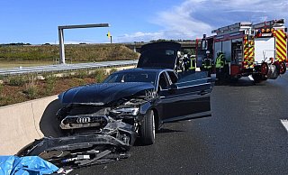 Der ramponierte Audi am der Mittelleitplanke der A33 nahe der Abfahrt Bielefeld-Zentrum. - Andreas Eickhoff
