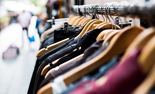 Unter anderem klauten die Diebe 100 Kleidungsstücke aus dem Geschäft in Paderborn. - Pixabay (Themenbild)