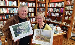 Martina Lange und Jörg Czyborra präsentieren ihren Kalender für das kommende Jahr. Dieses Mal sind zahlreiche Luftbilder dabei. - Gunter Held