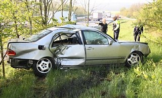 Der Bielefelder wurde schwer verletzt. An dem Auto entstand ein Totalschaden. - Polizei Herford