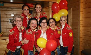 Wie ehemalige Mädels einer Prinzengarde den Delbrücker Frauenelferrat ins Leben riefen, erzählen die Gründungsmitglieder (vorne v.l.) Doris Hagenhoff, Ursel Füser, Angelika Thiele, Christiane Grothoff-Kowalewski, Rita Höber, (hinten v.l.) Tine Reiher und Raphaela Baurichter. - Regina Brucksch