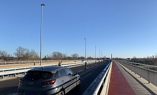 In einem der letzten Arbeitsschritte wurden die Schutzplanken in der Mitte der Brücke montiert. - Henning Wandel