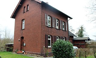 Das Bahnwärterhaus in Kirchlengern an der Grenze zu Löhne wurde 1920 als Dienstort für die Mitarbeiter der Deutschen Bahn erbaut. Die Beamten waren für die Schranke am Bahnübergang verantwortlich. - Anastasia von Fugler
