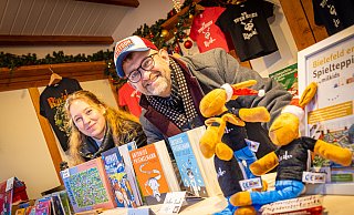 Beim Verkauf bekommt Randale-Sänger Jochen Vahle Unterstützung von Louisa Siebrasse. - Mike-Dennis Müller / www.mdm.photo