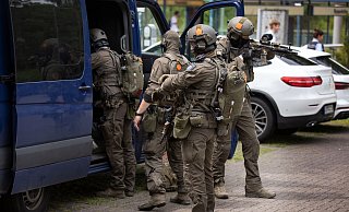 SEK-Einsatz an Bielefelder Schule: Polizeibeamte sprechen von Amoktat. - Oliver Krato