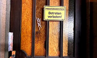 An jeder Ecke hängen die gelben Schilder mit dem Hinweis: Betreten verboten! - Christian Bröder