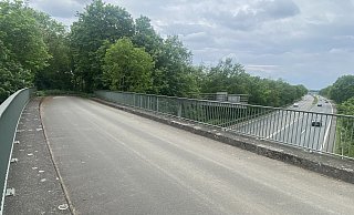 Die Brücke über das alte A30-Teilstück (heute L777) wird abgerissen. Eine neue wird gebaut. - Dirk Windmöller