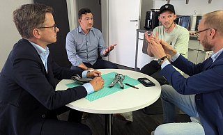 Carsten Linnemann diskutiert Unternehmerideen bei Flex-Prototyping mit Prototyping Mitarbeiter Maik Bergmann, Gründerchef Andre Mader und Tim Hoffmann, der Linnemann als Mitarbeiter begleitete. - Günther Uhrmeister