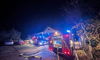 Mehrstündiger Feuerwehreinsatz bei einem Brand in einem Mehrfamilienhaus an der Finkestraße im Lichtenauer Stadtteil Atteln. - Feuerwehr Lichtenau