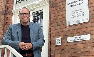 Siegfried Lux vor dem Haupteingang des Rathauses in Rödinghausen. Die Entscheidung, ob er zur Kommunalwahl 2025 noch einmal als Bürgermeister antreten möchte, will er noch in diesem Jahr treffen. - Natalie Gottwald