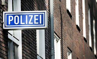 Der Polizei Gütersloh ist die Masche bekannt; Fälle laufen meist ähnlich ab. Nach einem freundlichen Anbahnungsgespräch erscheint der angebliche Käufer unter Verwendung einer Legende vor Ort und fragt dort beharrlich nach hochwertigem Schmuck. - Symbolfoto/dpa