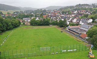 Blick von oben: Zuerst wird der Bagger den Rasen entfernen, später wird er Erde abtragen, um Platz für die Drainage und den Kunstrasen zu schaffen. - Thomas Kube