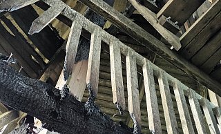 Durch das Feuer am 4. November 2023 wurde der Treppenaufgang des Eggeturms stark beschädigt. - Andreas Bathe