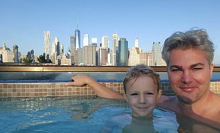 Inspirierende Kulisse: In einem Pool vor der Skyline von New York hat Paul seine ersten Schwimmzüge ohne Hilfestellung gemacht - natürlich unter der Aufsicht seines Vaters (und Schwimmlehrers) Jan Ziesak. - privat