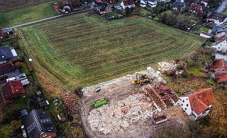 Das Neubaugebiet in Ahle zwischen Osnabrücker Straße (unten) und Karrenbruch (oberer Bildrand). Das alte Hofgebäude am Rand ist nur noch Bauschutt. Im Foto befindet sich die nördliche Grenze im Vordergrund, in der Skizze (kl. Bild) am oberen Rand. Foto: Jenny Westhues - Gerald Dunkel