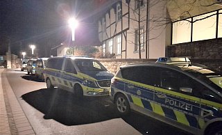 Insgesamt sechs Bullis der Polizei waren in Warburg vor Ort. - Simone Flörke