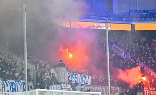 Wegen der Randale im Hansa-Block musste das Spiel SC Paderborn gegen Hansa Rostock mehrfach unterbrochen werden. - BESIM MAZHIQI