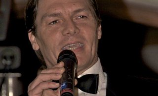 Enrico De Carlo in seinem Element als "bester Sinatra-Interpret nach Sinatra". - Stefan Gerold